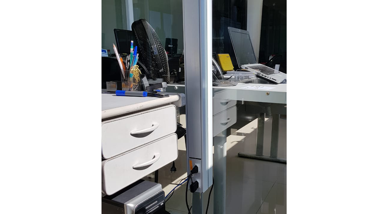 Poste Vertical em Alumínio - Fixação em Divisórias de vidro