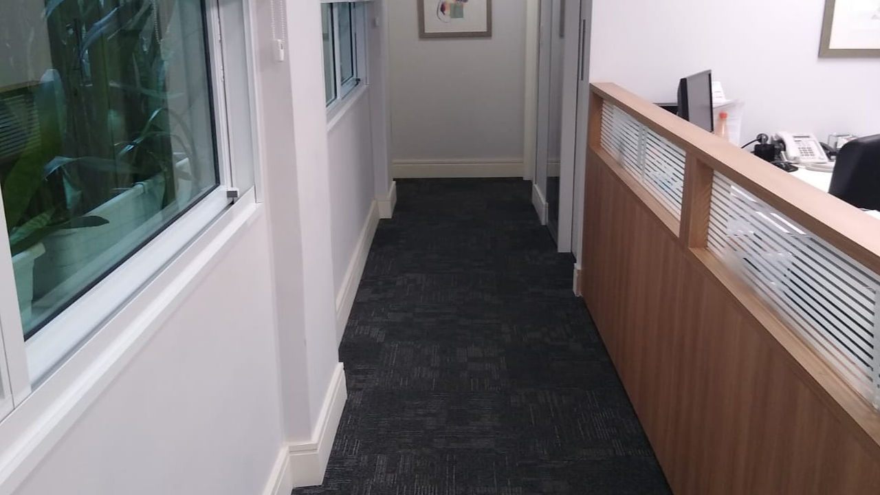 Calha de Piso revestida com carpete em placas